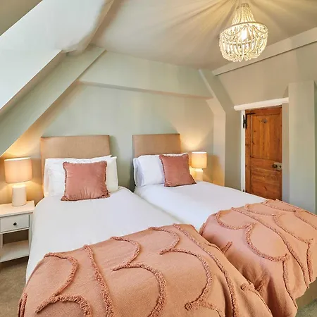 بيت للعطل Host & - Dalton House ويتبي