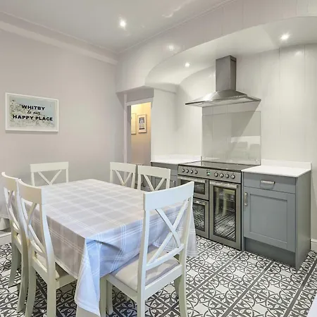 Host & - Dalton House * Whitby