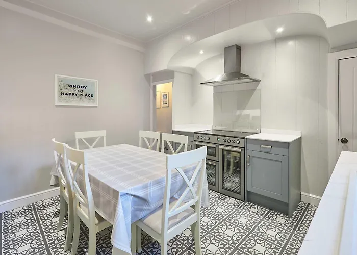 Host & - Dalton House * Whitby